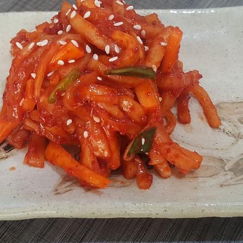 

New! Kimchi Lobak Wortel Slice 200gr Halal Makanan Sehat Siap Saji Korea Enak Lezat .