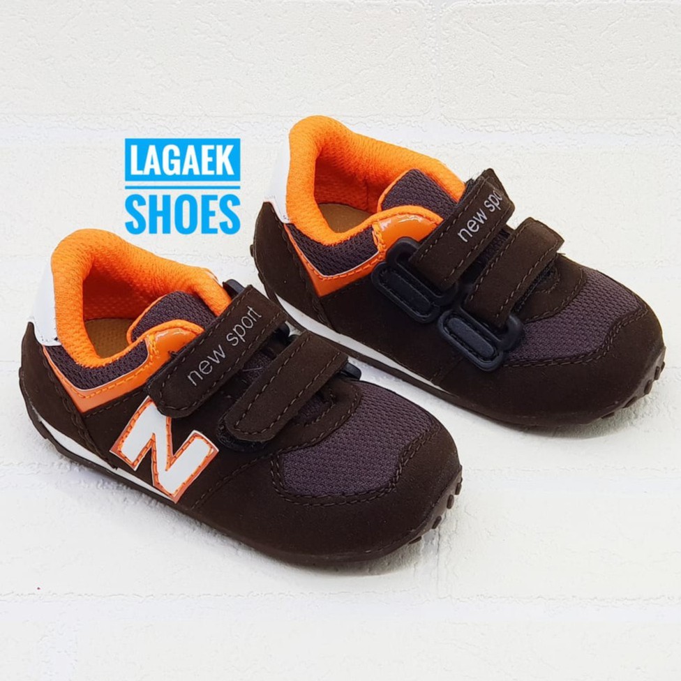 sepatu sport velcro coklat usia 1 2 3 4 tahun / sepatu anak kets bludru