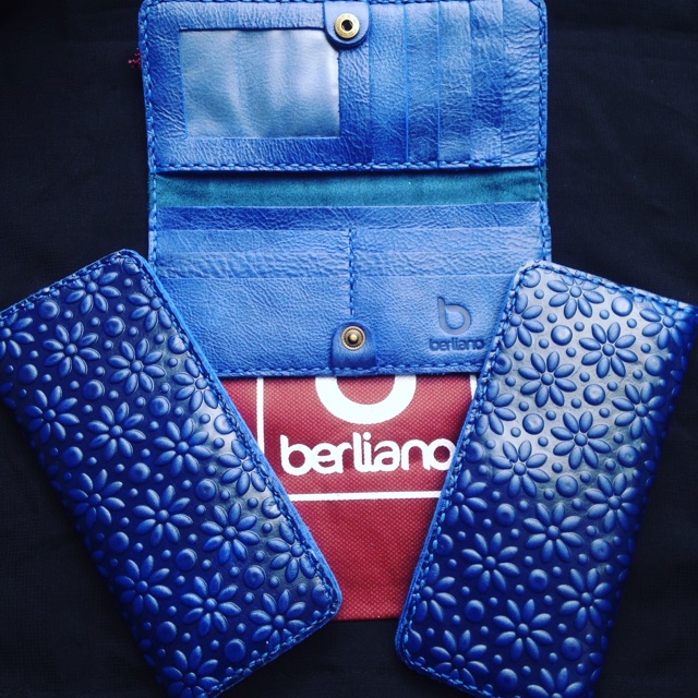 Bifold biru elektrik truntum Berliano