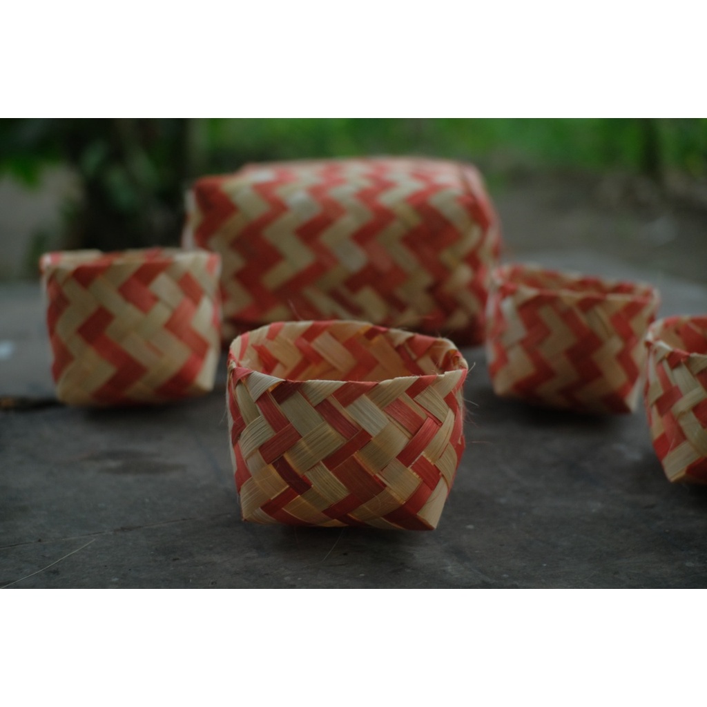 besek warna beranak anyaman bambu