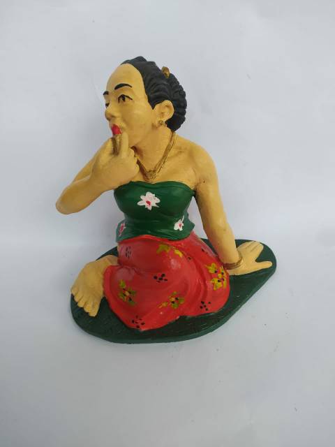 PAJANGAN MINIATUR PATUNG WANITA SEDANG DANDAN UKURAN 17x11x9 cm - DEKORASI RUMAH MURAH