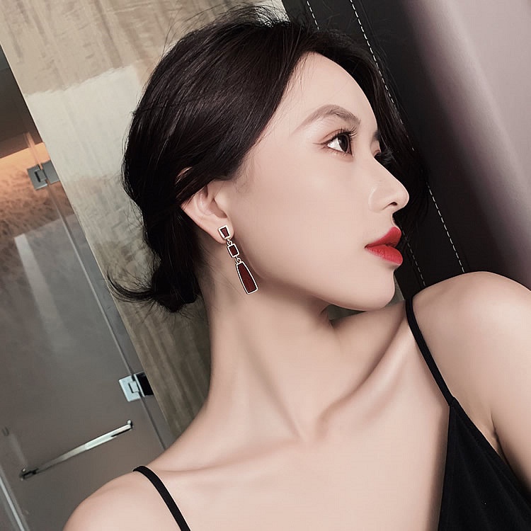 Bahasa Perancis gaya vintage anting-anting merah stud anting-anting cocok untuk musim dingin anting-