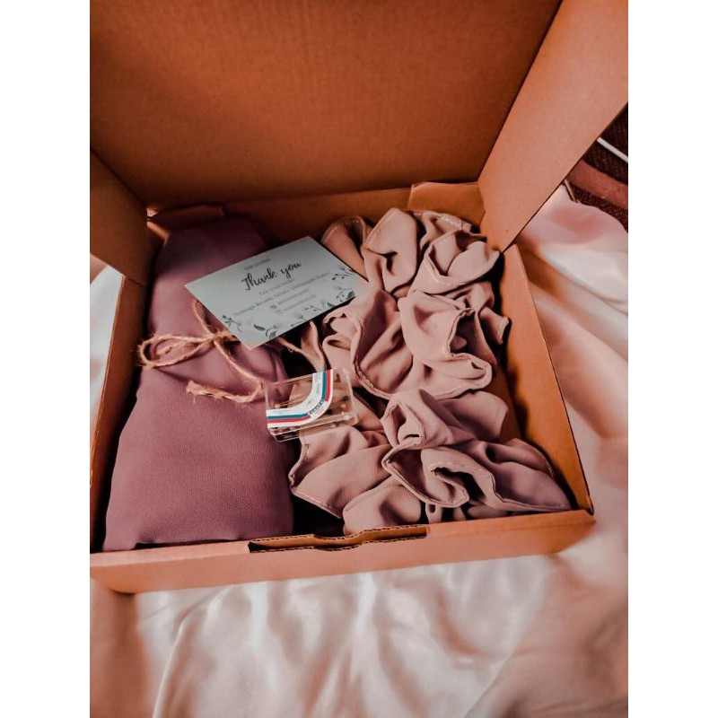 

GIFT BOX HAMPERS HIJAB