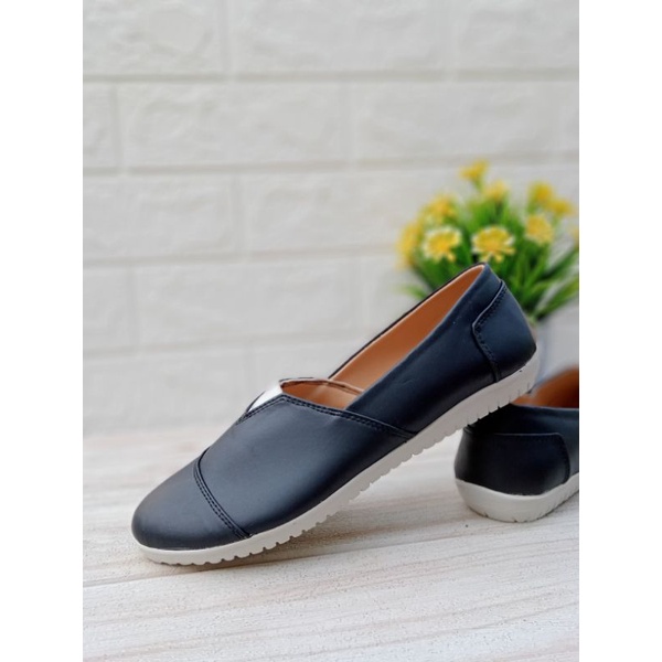 Sepatu wanita flat slip on