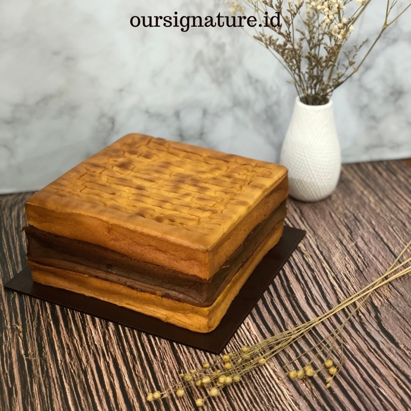 

Lapis Surabaya Premium by oursignature.id (Full Wijsman,Homemade, No Preservative)
