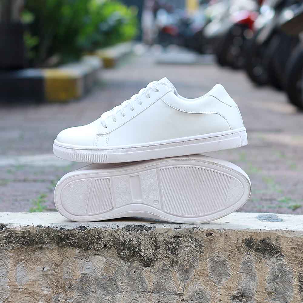 Sepatu Casual Sneakers Pria Kulit Sintetis Kuzatura Original Warna Putih Hitam