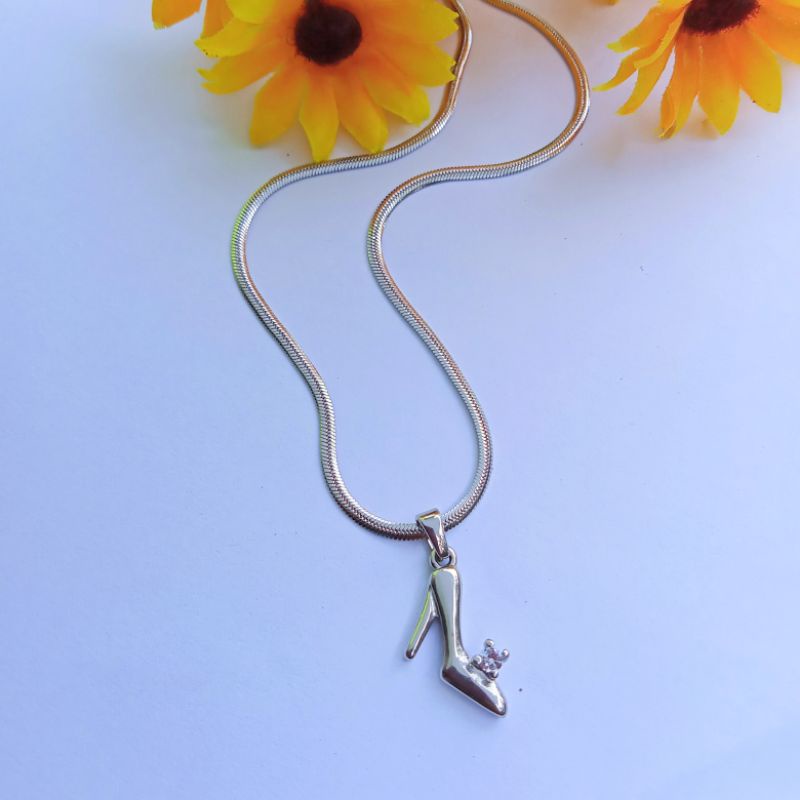 kalung titanium silver liontin sepatu / kalung dewasa 45cm