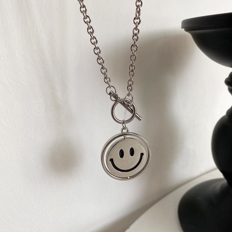 Kalung Rantai Klavikula Dengan Liontin Smiley Dapat Berputar