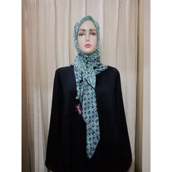 Hijab Elzatta Segi Empat Motif Bunga Kecil