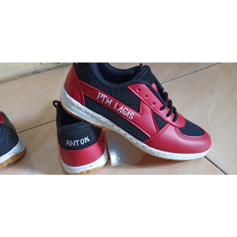 sepatu tenis meja
