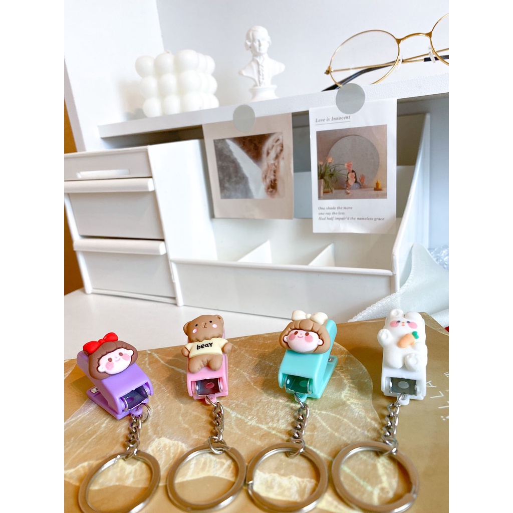 

GANTUNGAN KUNCI STAPLES BONEKA LUCU / MINI STAPLER / STAPLES KECIL BONEKA KARAKTER LUCU SOUVENIR HARGA GROSIR COD