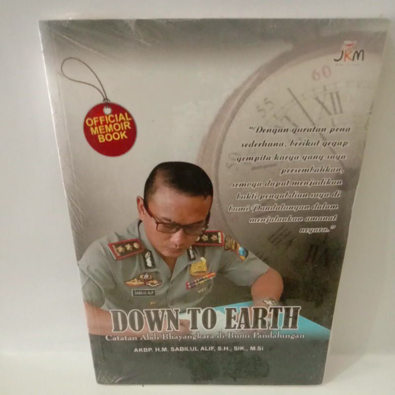 

BUKU DOWN TO EARTH CATATAN ABDI BHAYANGKARA DI BUMI PANDALUNGAN