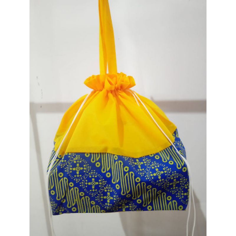 

TAS HAJATAN SPUNBOND SERUT BATIK 30X22X22 TAS KOTAK NASI TAS BESEK