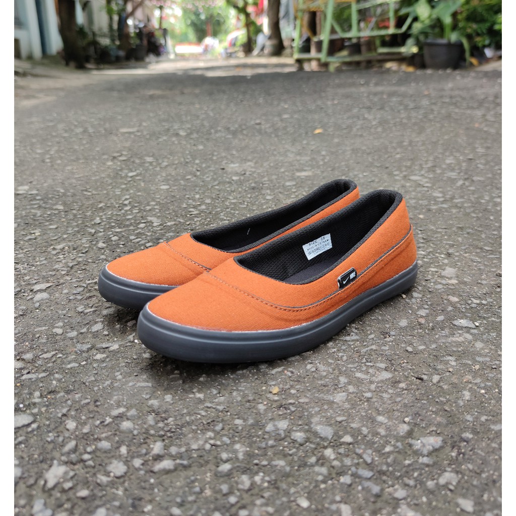 SEPATU WANITA SLIP ON 05 TAN HITAM.SEPATU SANTAI KERJA KULIAH HIJABERS BERKUALITAS