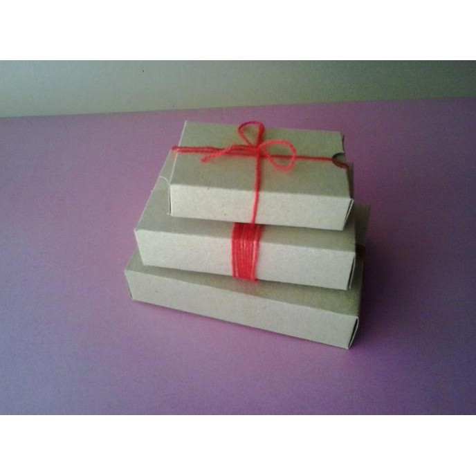 

Promo GIFT BOX/KOTAK PACKING/KOTAK SOUVENIR BESAR BAHAN KERTAS SOFT BOARD Terlaris