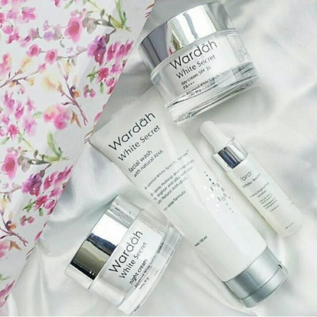 PROMO  Satu paket Wardah white secret series. Skin care paket perawatan pencerah wajah .