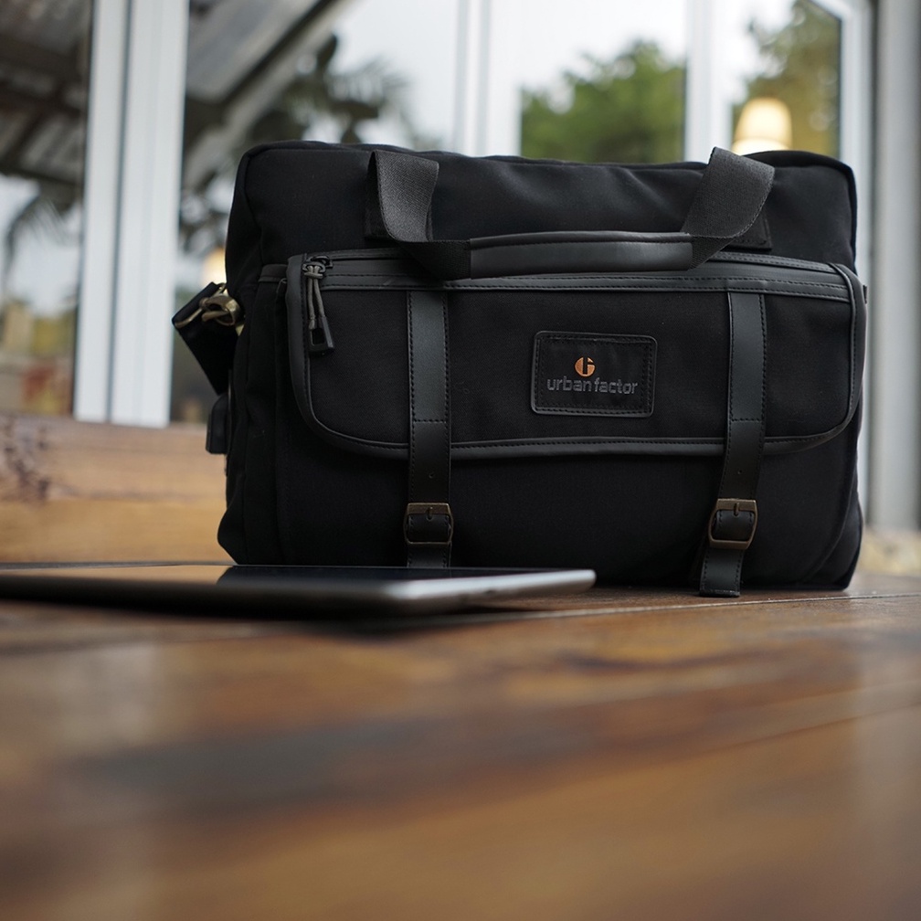 BRILLIANT BLACK |ManNeedMe x URBAN| Tas Selempang Pria Wanita Tas Laptop Tas Jinjing ORIGINAL