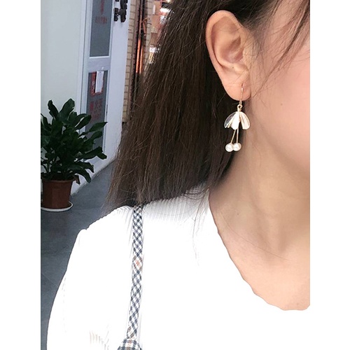 LRC Anting Gantung Fashion Golden Petal Pearl Tassel Earrings P58240