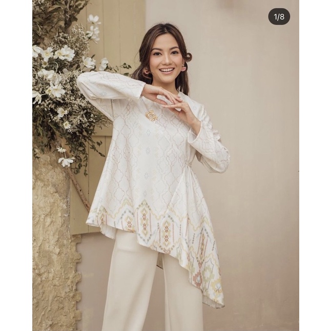 Preloved Kiana Blouse color Sweet Lolly Wearing Klamby