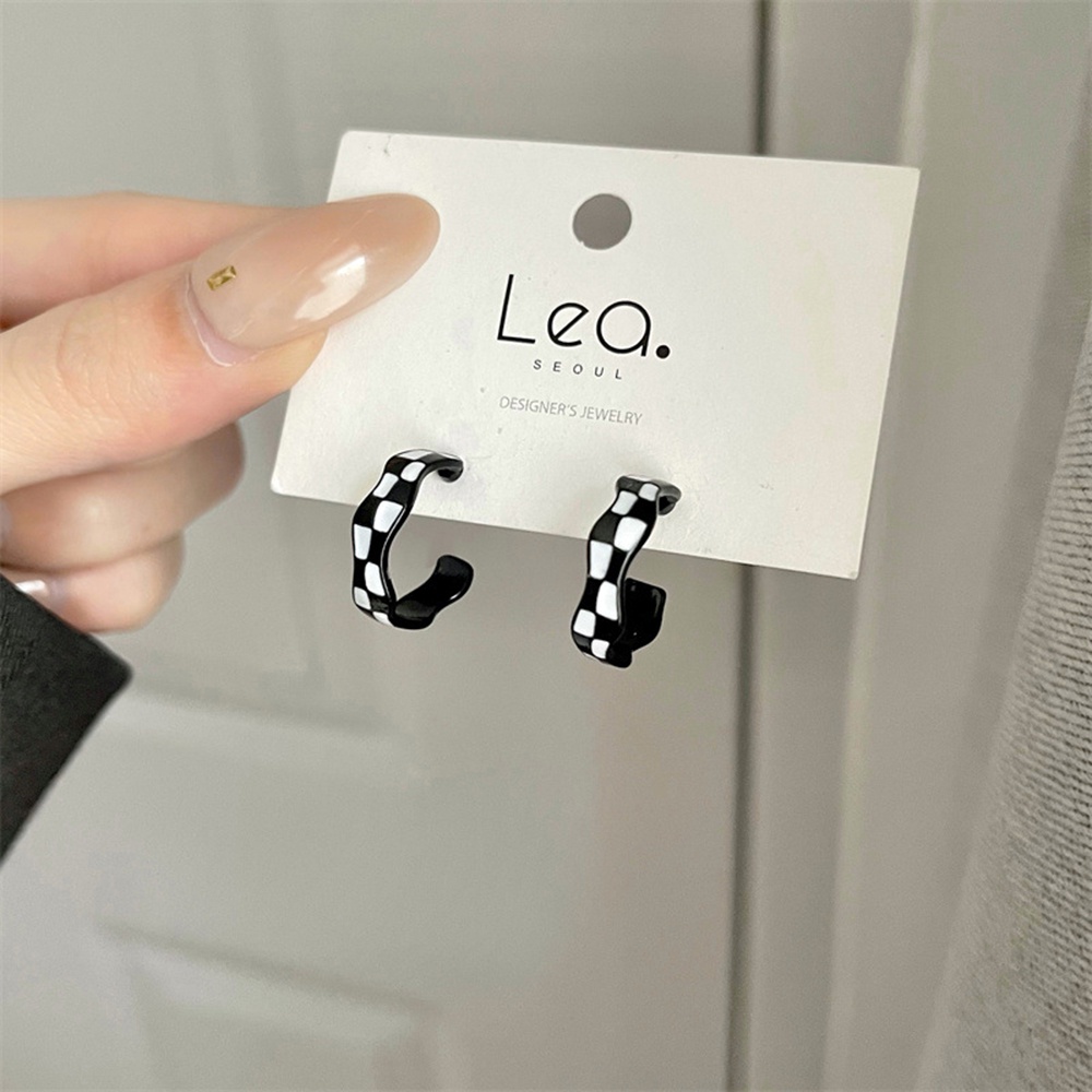 【COD Tangding】Anting Stud Desain Papan Catur Hitam Putih Tidak Teratur