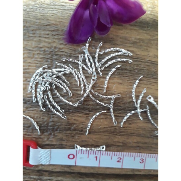 paku ulir lengkung ukuran 1.2 cm, dua lubang ( atas dan bawah atau kiri dan kanan )