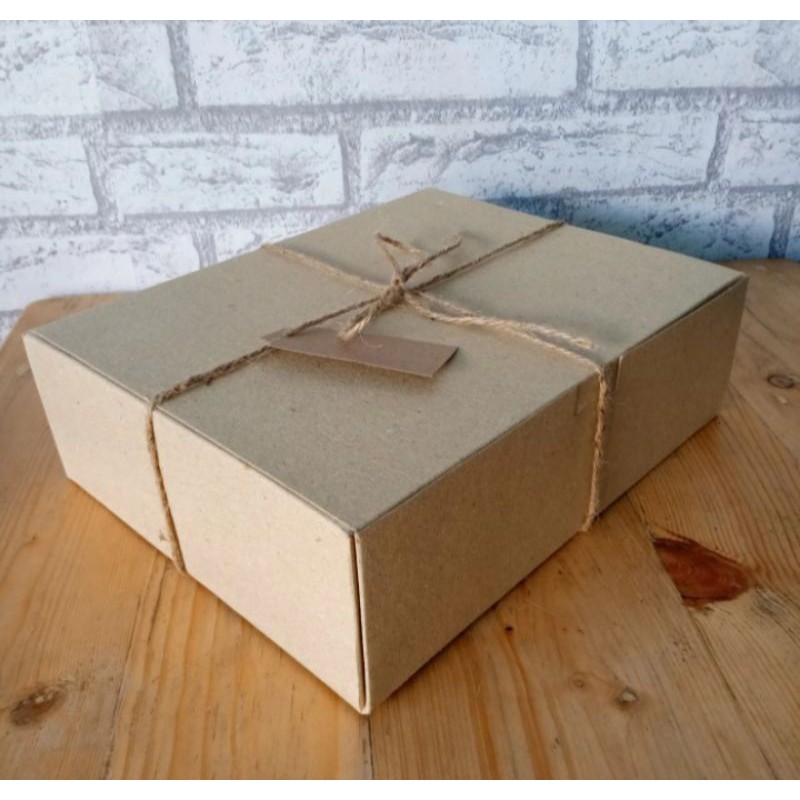 

GIFT BOX KOTAK KADO HAMPERS UKURAN 27,5X21,8X8,5 + TALI GONI HANGTAG
