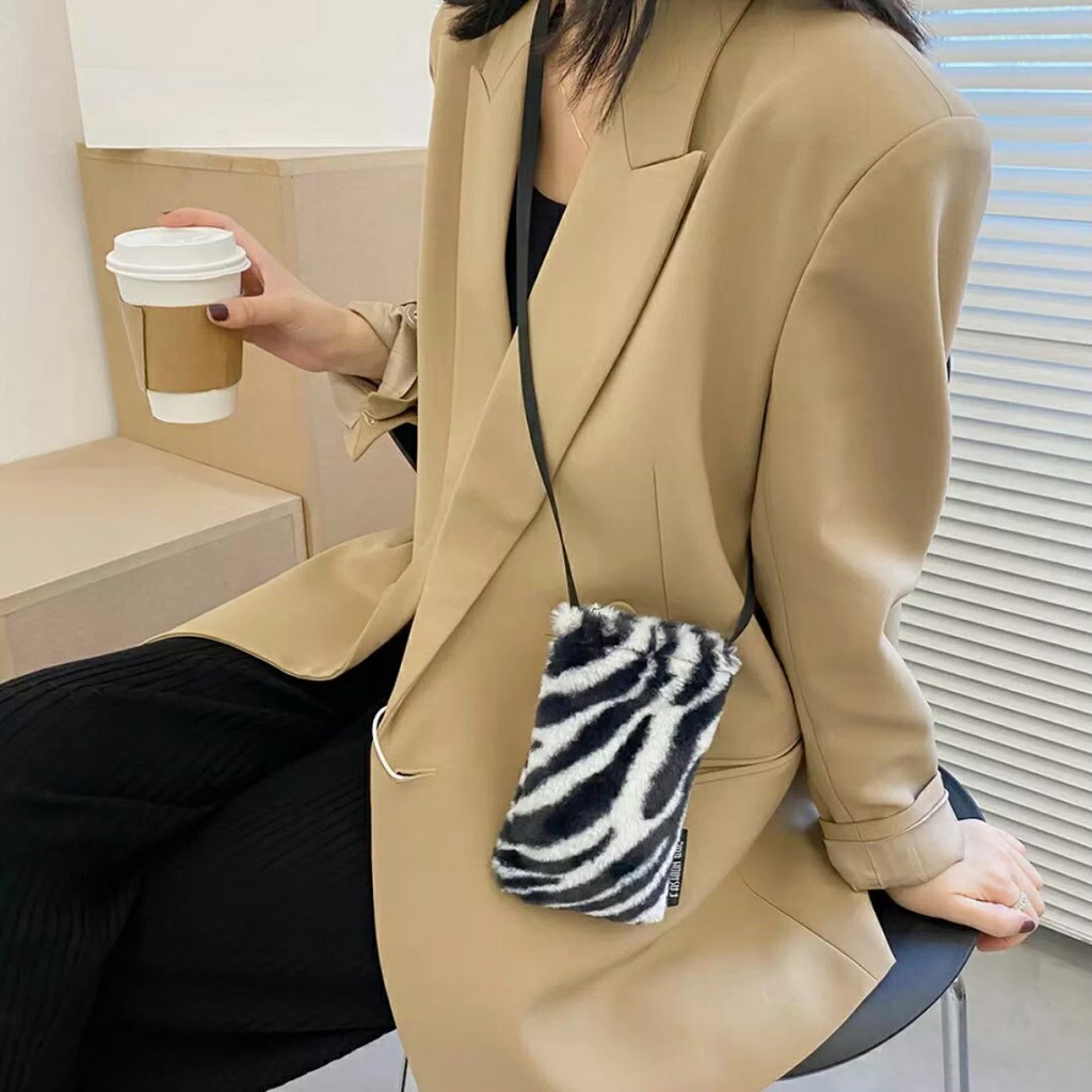 Tas Selempang Mini Bulu Wanita Fashion Sling Bag / Phonecell Bag style Best matrial Bulu / Muat Hp kualtias ok / tas bulu