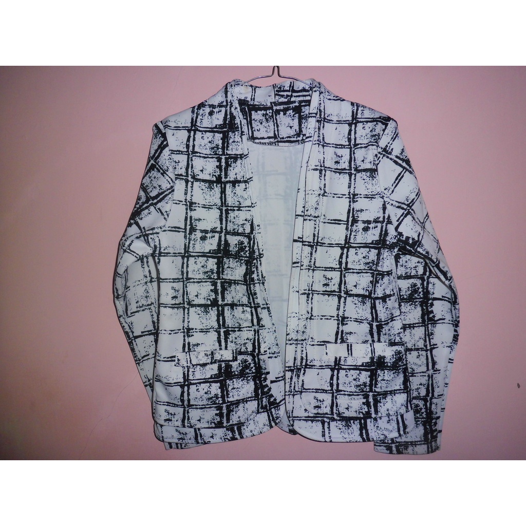 Blazer Motif Garis-abstrak Lengan Panjang Wanita Warna Putih-Hitam Ukuran M fit to L fanfanshop