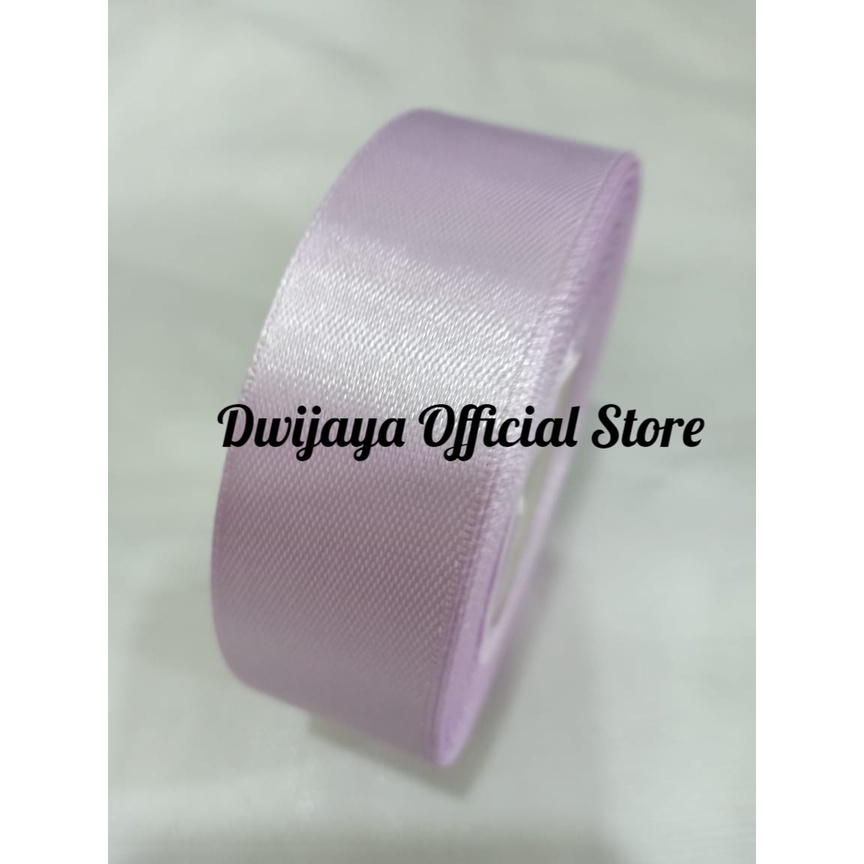 

Pita Satin Ungu Muda Ukuran 1 inch / 2,5 cm Per Roll