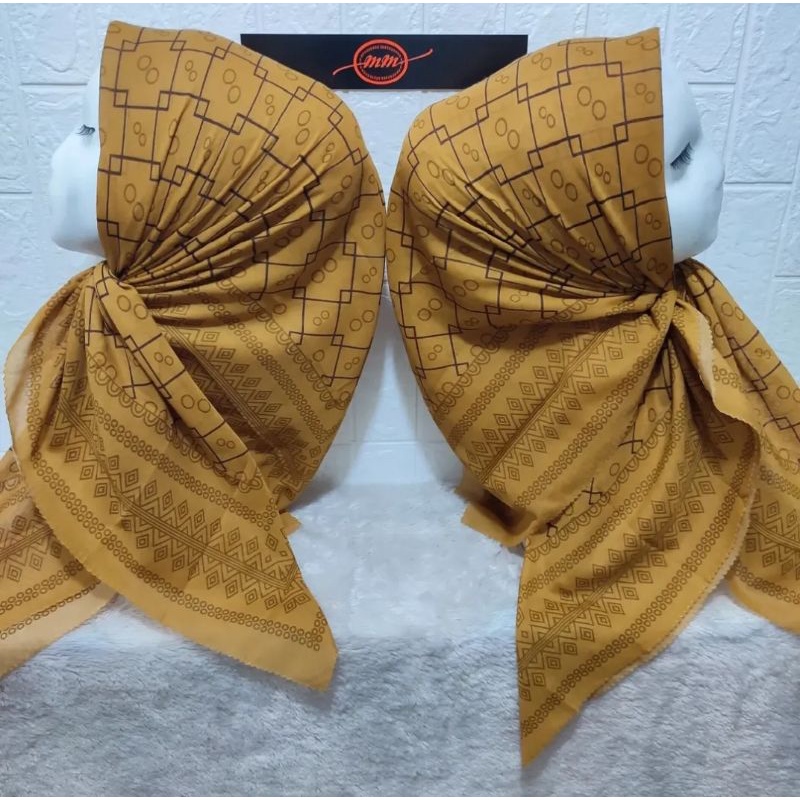 HIJAB SEGI EMPAT VOAL MOTIF GARIS KOTAK KUNING KUNYIT