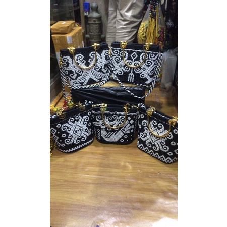 TAS MANIK UBAQ HITAM PUTIH