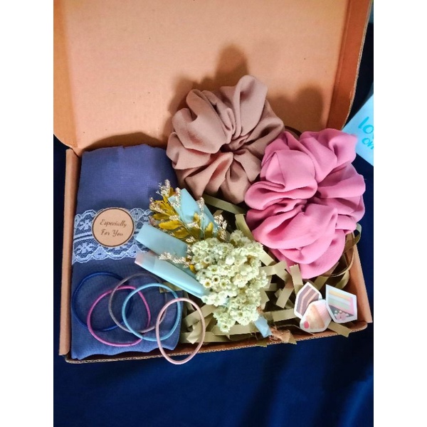 

HAMPERS GIFT BOX
