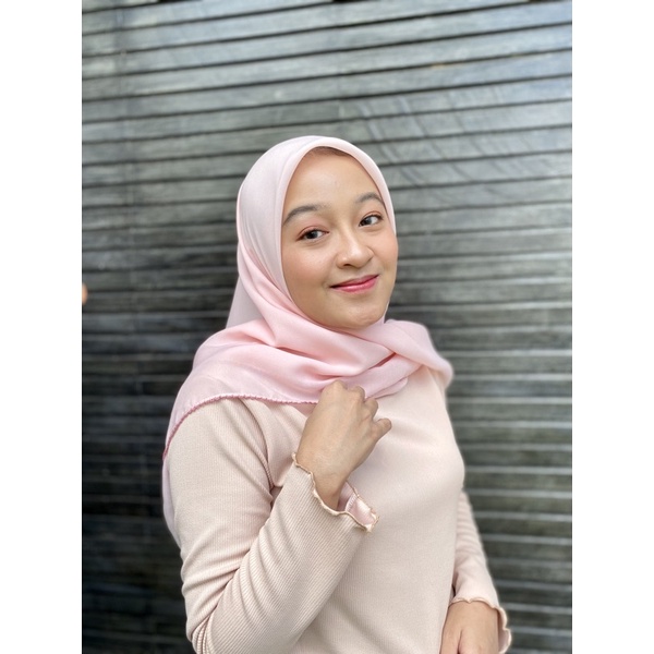 Warna Peach - Premium Polycotton Hijab Polos Bella Square Fashion Muslim Wanita Ramadhan Idul Fitri 