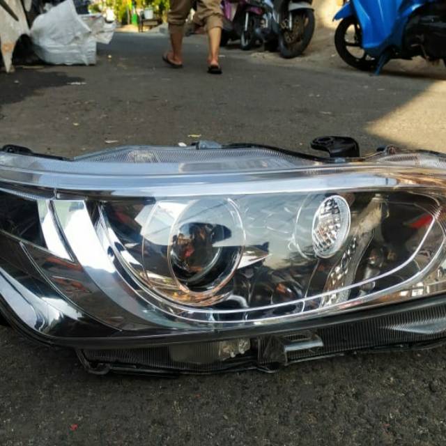 head lamp toyota yaris thn 2016