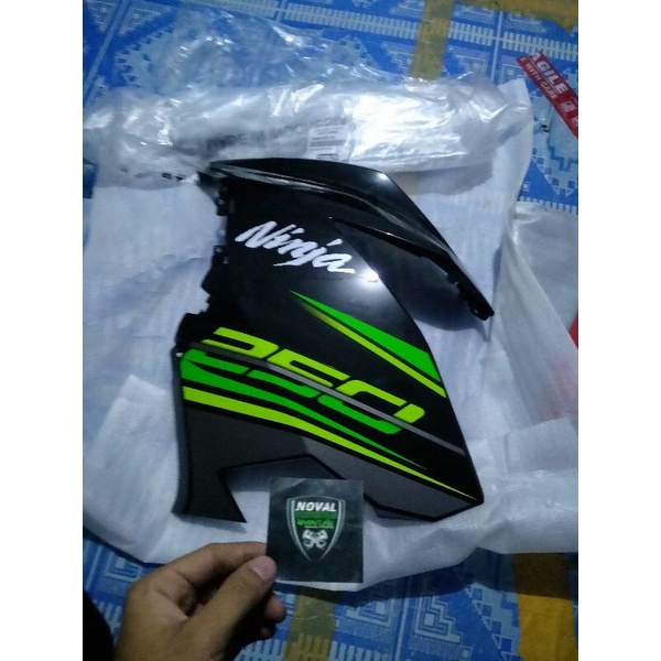 FAIRING NINJA 250 FI 2018 SE SEBELAH KIRI ORIGINAL KAWASAKI