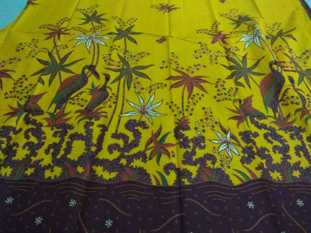Kain batik jarik hitam manis motif burung bangau kuning