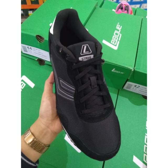 Sepatu cowok league strive m 2 original