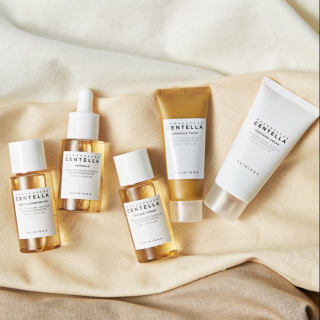 SKIN1004 Madagascar Centella Asiatica TRAVEL KIT Paket 5 pcs - Ampoule Foam, Cleansing Oil, Ampoule Serum, Toning Toner, Soothing  Cream Ukuran Kecil 20 ml / 30 ml - SKIN 1004 paket CTMP dengan Tas Facial Wash Ukuran Keciil Mini Trial