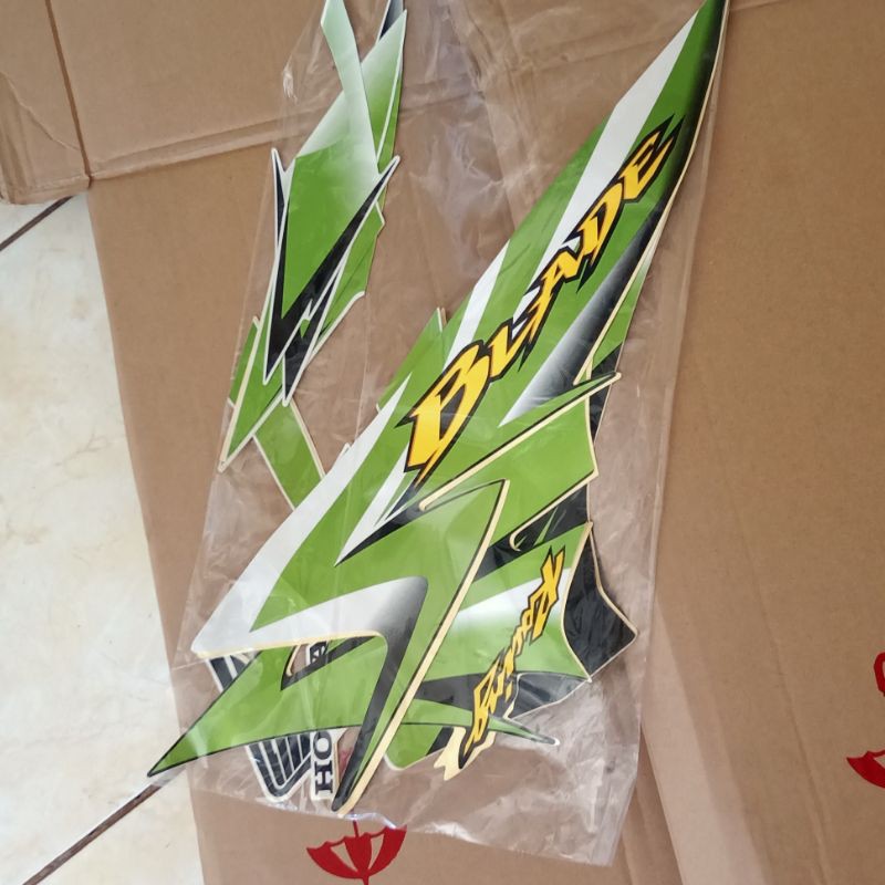 sticker stripping body Honda Blade lama putih