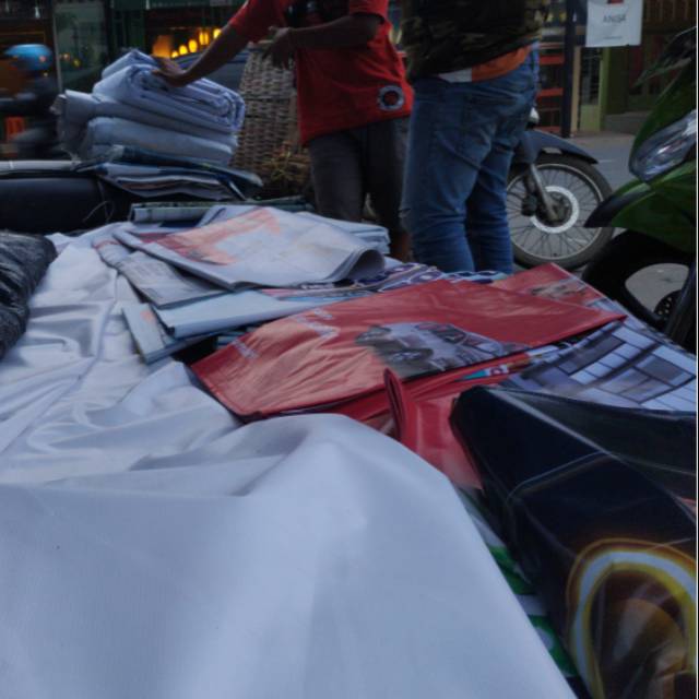 Spanduk putih polos panjang lebar