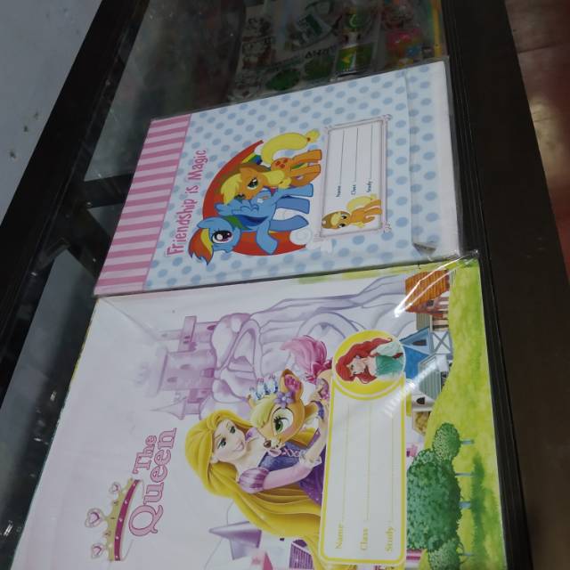 Sampul buku kertas karakter perempuan