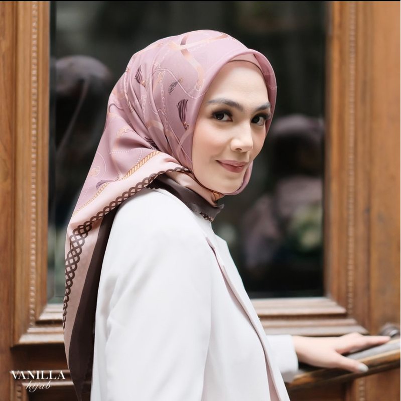 Everyday scarf chain pink  by vanilla hijab