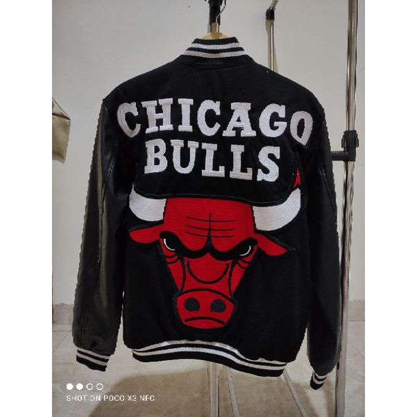 Varsity Chicago merah