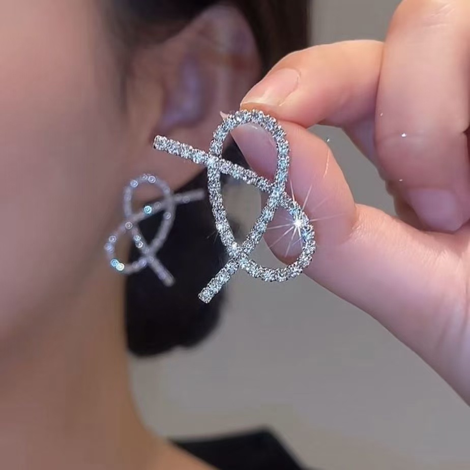 Anting Gantung Panjang Tusuk Gaya Korea Aksen Berlian Imitasirumbai Bahan Silver 925 Untuk Wanita