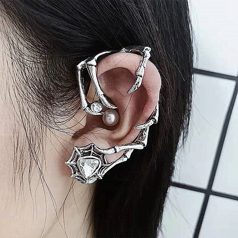 Anting Bentuk Cakar Setan Gaya Retro