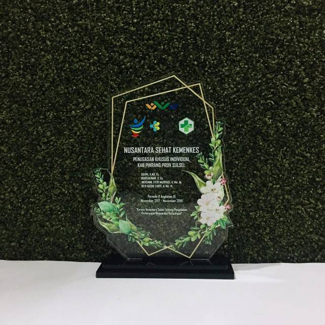 

JUAL Plakat penghargaan, kado pernikahan, kado ulang tahun, plakat wisuda, vandel murah, souvenir