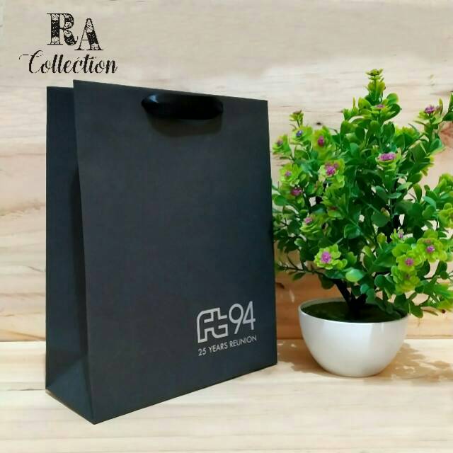 

Paper Bag Hitam Potrait Uk. 20cm x 8cm x 25cm Plus Sablon