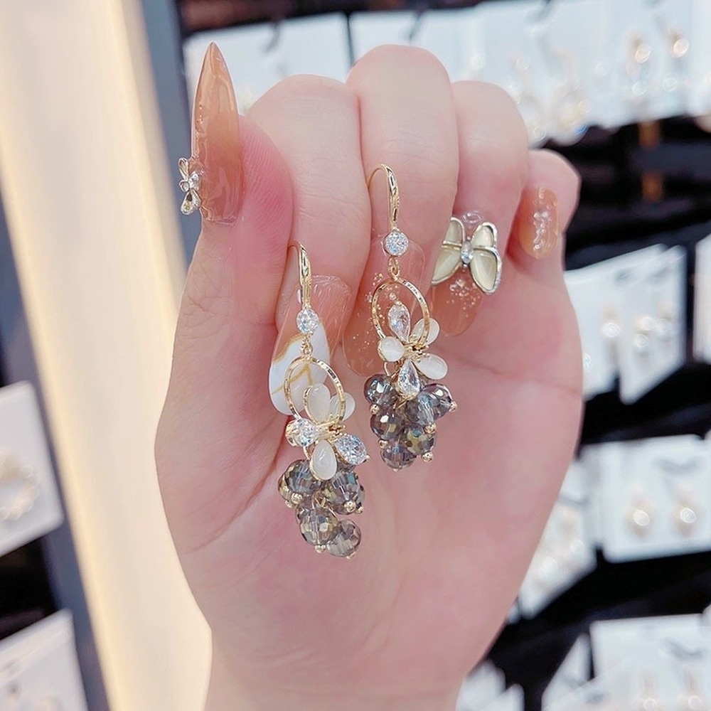 Anting Gantung Panjang Model Bunga Kristal Berkilau Vintage Untuk Wanita