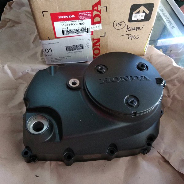 COVER R CRANK CASE 11331-KVL-N00 COVER BAK KOPLING HONDA SUPRA 125 TAHUN 2006 HITAM ORI AHM