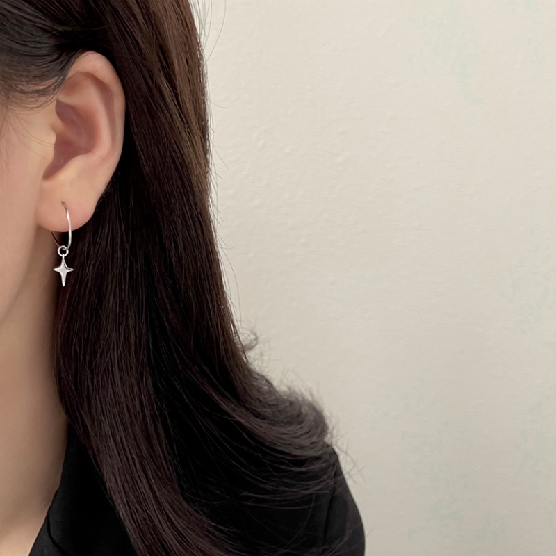 1 Pasang Anting Hoop Bentuk Bintang Lingkaran Warna Silver Gaya Korea Untuk Wanita